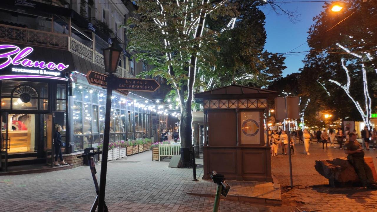 Квартира На Дерибасовcкой Odessa Exterior foto